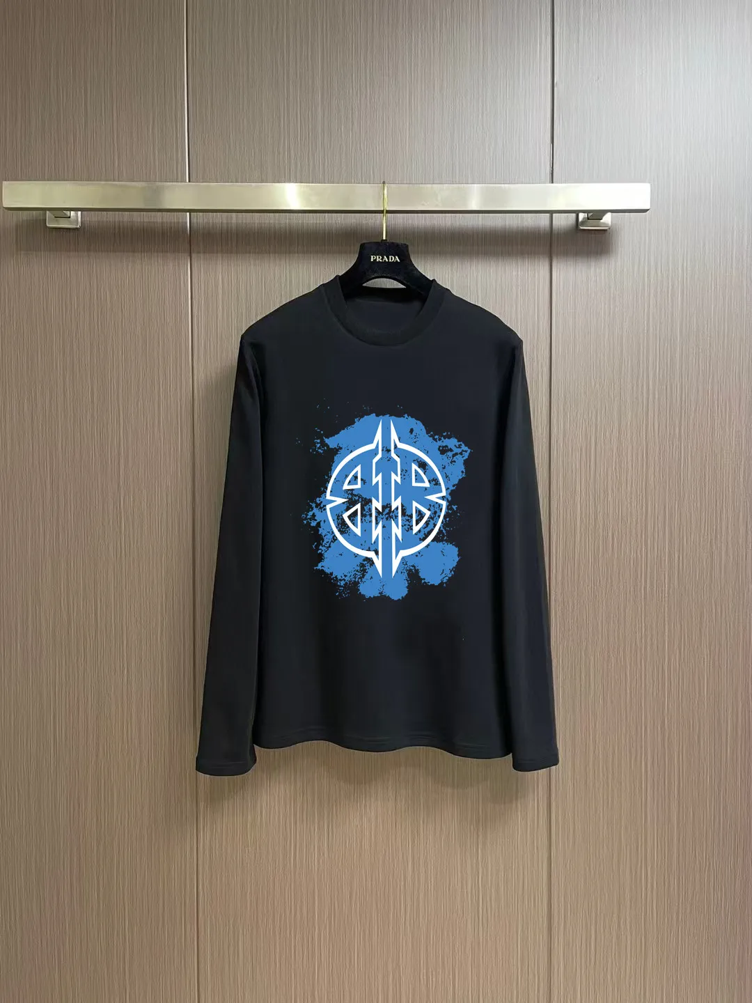 "𝙉𝙚𝙬🤍🖤 Balenciaga" 2026 Autumn and Winter Counter New Arrival Fashionable and casual bottoming shirt, long-sleeved T-shirt, made of high-density pure cotton fabric with exquisite original logo. It has both comfort and breathability, and is extremely soft. It is very handsome whether worn alone or as an inner layer. It conforms to men’s practical dressing habits and pursues luxury, noble and elegant style, creating extraordinary men’s taste. The visual effect is very good, the grade is very high, simple and fashionable, and it is a must-have choice for leisure and business! Color: White Black Sizes: S M L